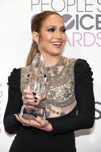 Penampilan Berkilau Jennifer Lopez dengan Perhiasan Rp 800 Juta