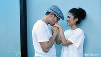 Pose romantis Tara dan Gya saat di depan kamera. Pool/Noel/detikFoto.