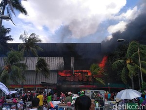 Api Masih Berkobar, Begini Kondisi Terkini Kebakaran Pasar Senen
