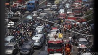 Lalu lintas di Jalan Gunung Sahari macet panjang.