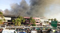 Warga berkerumun di lokasi kebakaran.
