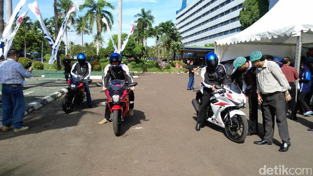 Diler menjajal motor Suzuki