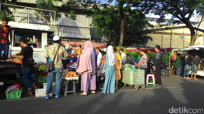 Kebakaran Meluas, Pedagang di Pasar Senen Panik Selamatkan Barang