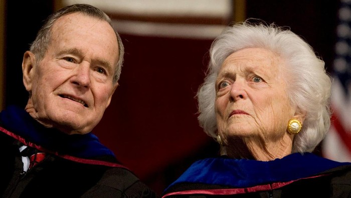 Almarum George H.W. Bush bersama mendiang istrinya, Barbara Bush. (Foto: REUTERS/Larry Downing) Almarum George H.W. Bush bersama mendiang istrinya, Barbara Bush. (Foto: REUTERS/Larry Downing)