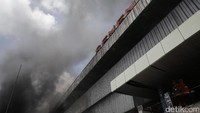 Petugas pun terus berusaha memadamkan api dan sudah menemukan titik lokasi api.