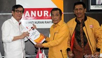 Penyerahan kepengurusan ini berlangsung di Gedung DPR, Senayan, Jakarta, Kamis (19/1/2017). Susunan kepengurusan diserahkan oleh Waketum Hanura Gede Pasek Suardika dan Sekjen Syarifuddin Sudding.