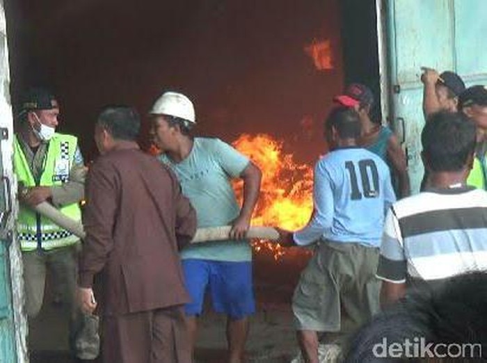 Gudang Sekam di Probolinggo Terbakar