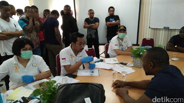  Petugas Imigrasi Jakarta Utara menggelar razia warga negara asing (WNA) di Apartemen Gading Nias, Jakut, Kamis (19/1/2017)