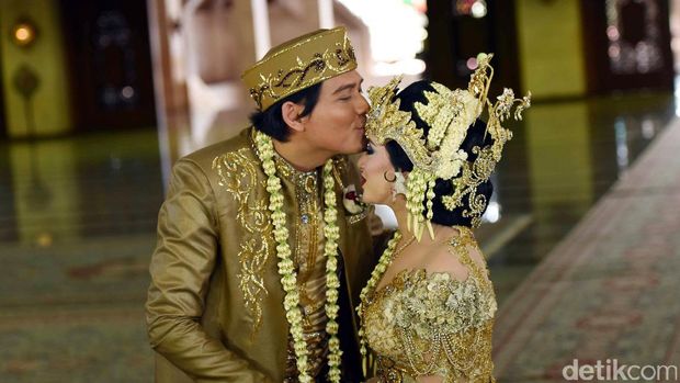 Heboh Video Nikita Mirzani Cium Bule, Lucky Hakim Resmi Nikah