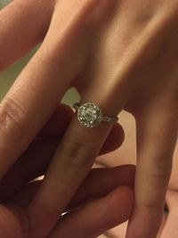 Pria Romantis Lamar Pasangan dengan Membuatkan Gaun Beauty and the Beast