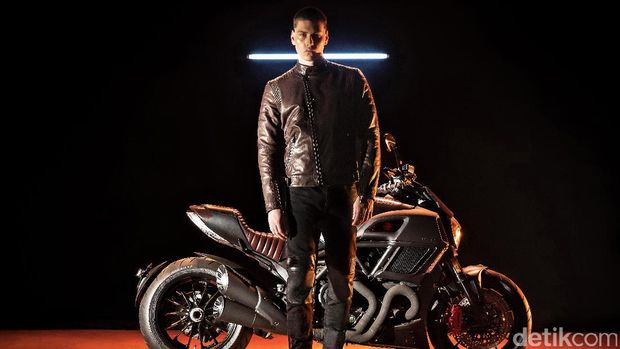 Model berpose dengan Ducati Diavel Diesel