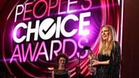 Ia menang atas Amy Adams, Emily Blunt, Julia Roberts dan Meryl Streep. Foto: Christopher Polk/Getty Images