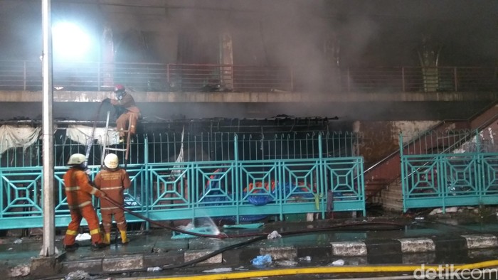 Ini Kendala Petugas Padamkan Kebakaran Pasar Senen Seharian