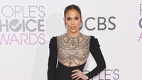 Penyanyi berusia 47 tahun itu tampil cantik dengan gaun hitam dengan detail berlian di daerah dadanya tersebut. Alberto E. Rodriguez/Getty Images/detikFoto.