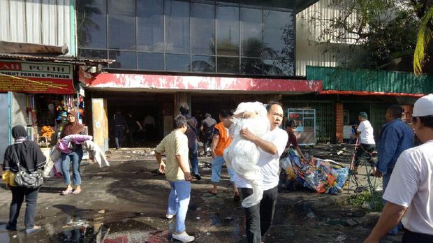 Pedagang Paksa Masuk Pasar Senen Untuk Selamatkan Dagangan