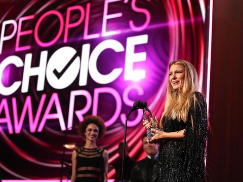 Seksinya Blake Lively Bergaun Mini & Menerawang di Karpet Merah