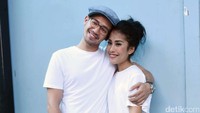 Tara tak bisa menutupi raut bahagia dan kasmarannya saat bersama Gya. Pool/Noel/detikFoto.