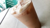 Minuman khas Aceh yang wajib Anda coba adalah kopi Sanger. Kopi ini dibuat unik, dengan porses pembuatan dengan cara ditarik dan dicampur dengan susu kental manis. Slurp!