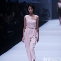 Koleksi Peggy Hartanto Kolaborasi dengan Loreal Professionel di Jakarta Fashion Week 2017. Senayan City. Jakarta. [Foto: Mohammad Abduh/Wolipop]