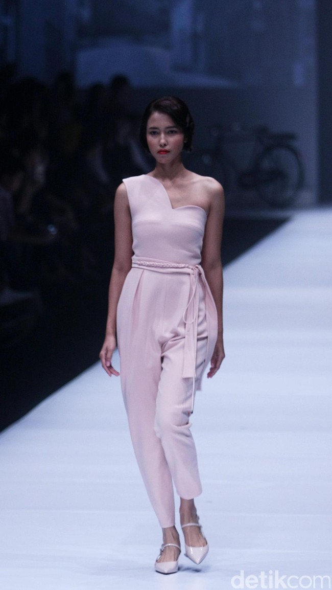 Koleksi Peggy Hartanto Kolaborasi dengan Loreal Professionel di Jakarta Fashion Week 2017. Senayan City. Jakarta. [Foto: Mohammad Abduh/Wolipop]