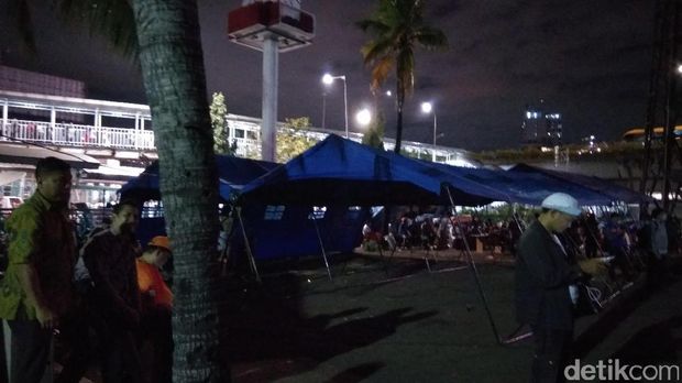 Petugas Dirikan Tenda dan Gantian Padamkan Kebakaran Pasar Senen