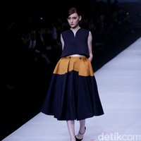 Koleksi Peggy Hartanto Kolaborasi dengan Loreal Professionel di Jakarta Fashion Week 2017. Senayan City. Jakarta. [Foto: Mohammad Abduh/Wolipop]