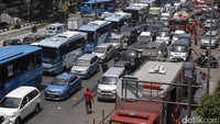 Kebakaran mengakibatkan perjalanan bus TransJakarta terganggu. Tampak sejumlah bus kebanggaan Pemprov DKI itu terjebak kemacetan di Jalan Gunung Sahari.