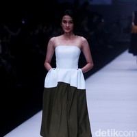 Koleksi Peggy Hartanto Kolaborasi dengan Loreal Professionel di Jakarta Fashion Week 2017. Senayan City. Jakarta. [Foto: Mohammad Abduh/Wolipop]