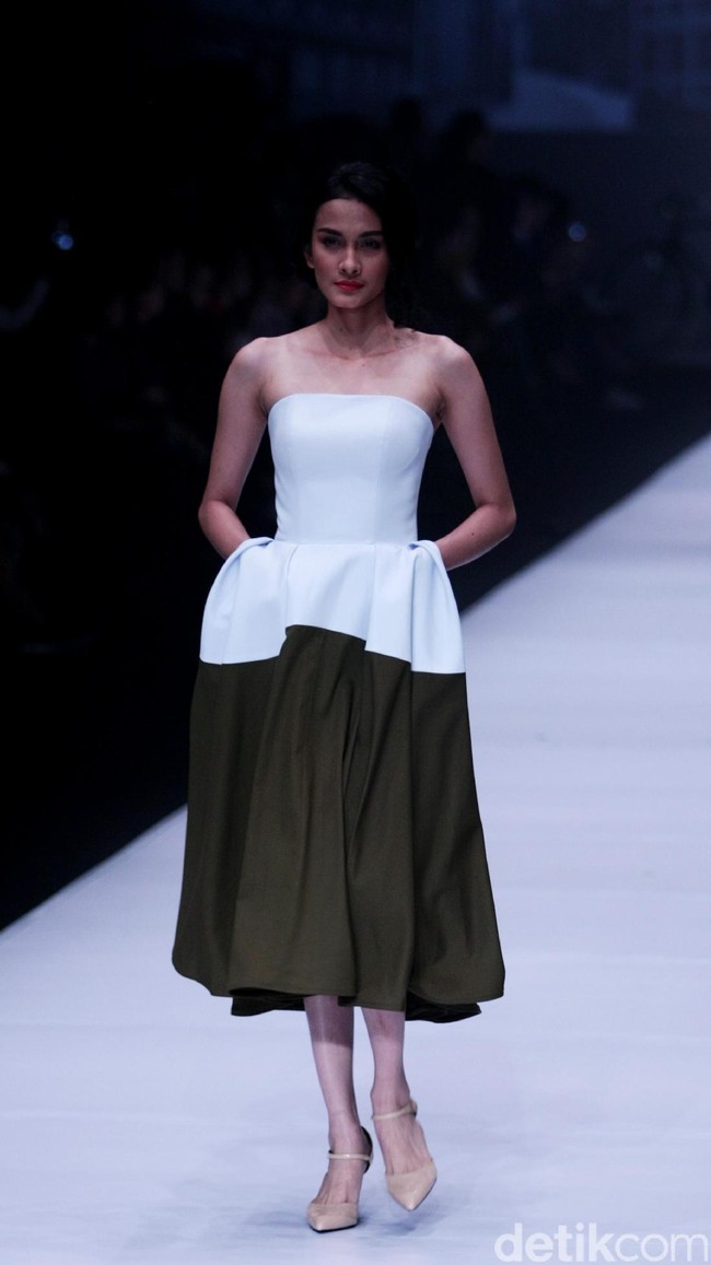 Koleksi Peggy Hartanto Kolaborasi dengan Loreal Professionel di Jakarta Fashion Week 2017. Senayan City. Jakarta. [Foto: Mohammad Abduh/Wolipop]