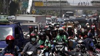 Para pengendara baik mobil maupun motor terjebak kemacetan di Jalan Gunung Sahari.
