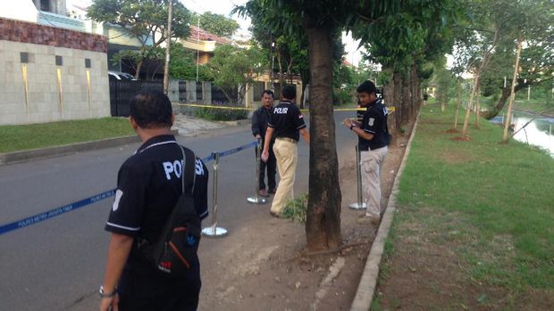 Polisi juga menutup sementara akses jalan di lokasi itu.
