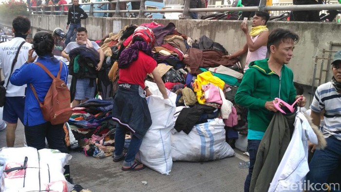 Pedagang Paksa Masuk Pasar Senen untuk Selamatkan Dagangan