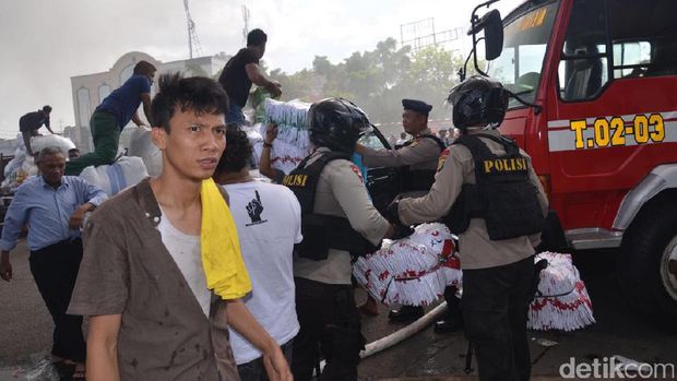 Bantu Evakuasi Dagangan, Brimob Jaga Pasar Senen dari Penjarahan