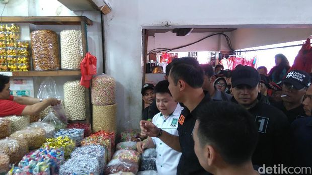 Agus Yudhoyono beli jajanan khas Imlek di Glodok / 