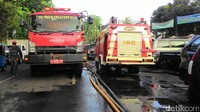 Puluhan unit mobil kebakaran belum bisa memadamkan api.