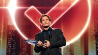 Ia membawa piala pertamanya di tahun 2017. Acara tersebut digelar di Microsoft Theater, Los Angeles, California (18/1/2017). Foto: Christopher Polk/Getty Images