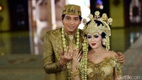Mereka tampak semringah kala tampil dengan beskap emas. Pool/Noel/detikFoto.