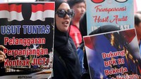 Dalam poster yang dibawa, massa meminta BPK mengusut dugaan pelanggaran perpanjangan kontrak JICT.