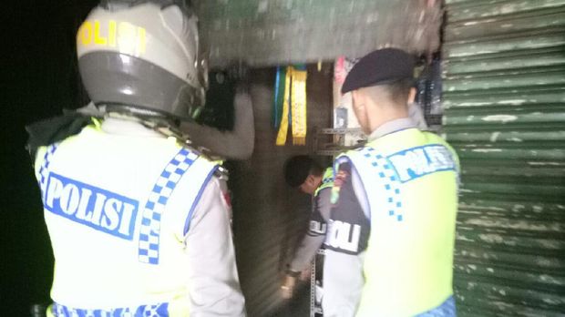 Pedagang Paksa Masuk Pasar Senen Untuk Selamatkan Dagangan