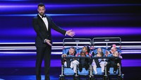 Joel McHale sebagai host, membuka acara dengan membahas perceraian Angelina Jolie dan Bradd Pitt sambil membawa stroller berisi delapan bayi lucu. Kevin Winter/Getty Images/detikFoto.