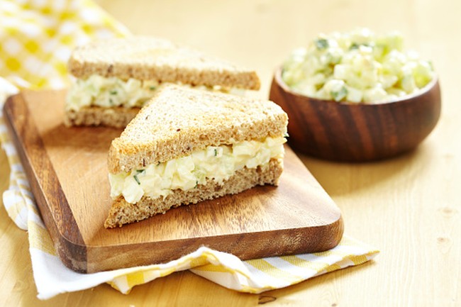 Mau Bawa Bekal Praktis? Bikin Saja Roti Isi Salad Telur dan Sosis