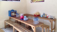 Spesial Pedes Kauman berlokasi di Jalan Merawan, kawasan Cinere. Rumah makan ini merupakan bagian dari jaringan Soto Kudus Kauman yang terkenal punya slogan makan gratis untuk ibu hamil.