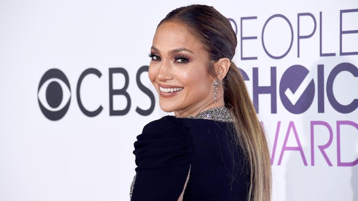 Jennifer Lopez LOS ANGELES, CA - JANUARY 18: Actress/recording artist Jennifer Lopez attends the Peoples Choice Awards 2017 at Microsoft Theater on January 18, 2017 in Los Angeles, California. (Photo by Kevork Djansezian/Getty Images)