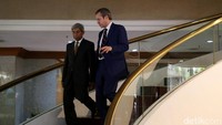 Wamenlu A.M. Fachir (kiri) dan Wamenlu Italia Benedetto Della saat menuruni tangga di Gedung Kemenlu.
