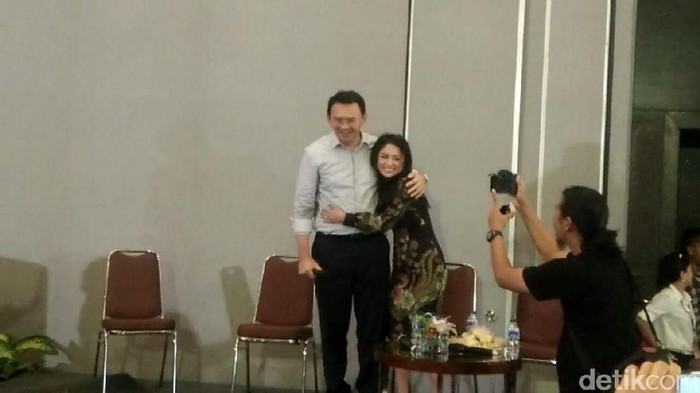 Peluk Ahok di Acara Bedah Buku, Dewi Perssik: Saya Deg-degan