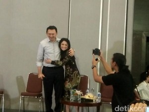 Peluk Ahok di Acara Bedah Buku, Dewi Perssik: Saya Deg-degan