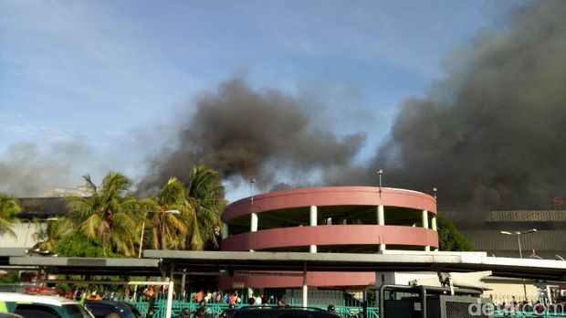 Api Masih Mengamuk di Lantai 3, Petugas Lokalisir Pasar Senen 