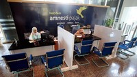 Petugas Direktorat Jenderal Pajak siap melayani warga yang akan mengikuti program tax amnesty.