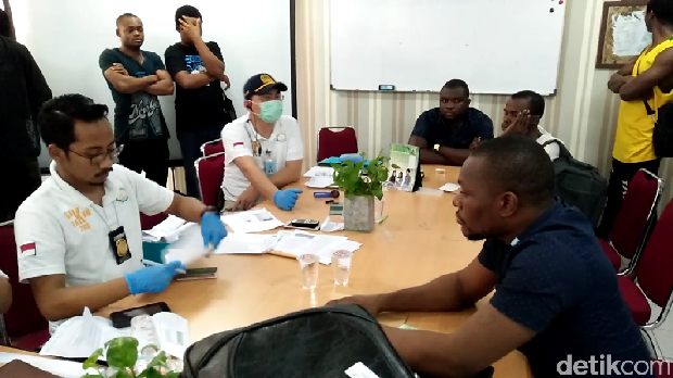  Petugas Imigrasi Jakarta Utara menggelar razia warga negara asing (WNA) di Apartemen Gading Nias, Jakut, Kamis (19/1/2017)