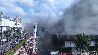 Dari foto drone yang dipotret detikcom, bangunan pasar yang berada di belokan dari Jalan Gunung Sahari yang mengarah ke Cempaka Putih terlihat diselimuti asap hitam.